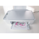 Ein Drucker gibt ein Blatt Papier mit dem Wort "Bingo" in pinker Schrift aus.