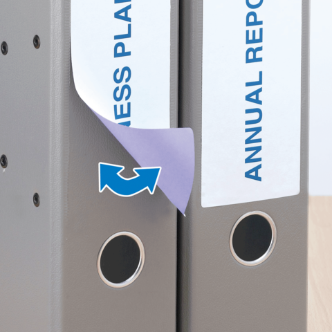 Zwei graue Ordner stehen nebeneinander, einer mit dem Titel "Business Plan" und der andere mit "Annual Report". Ein Teil des Deckels ist umgeschlagen.