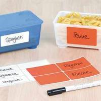 Texto: "Imagen de aplicación de etiquetas multifuncionales en cajas de plástico