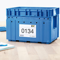 Etiqueta universal pegada en la caja azul