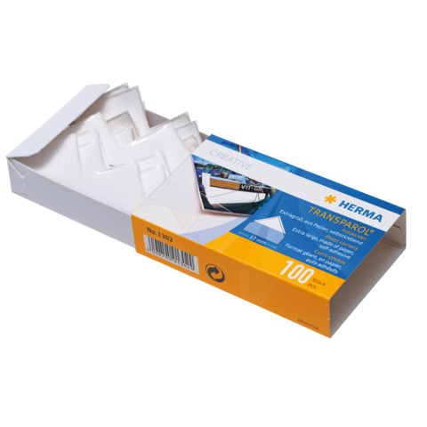Verpackung mit 100 transparenten Etiketten von HERMA, teilweise geöffnet, zeigt die Etiketten und das Design der Verpackung.