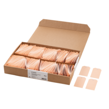 Eine offene Kartonbox mit zahlreichen beige Karten und vier zusätzlichen Karten daneben.