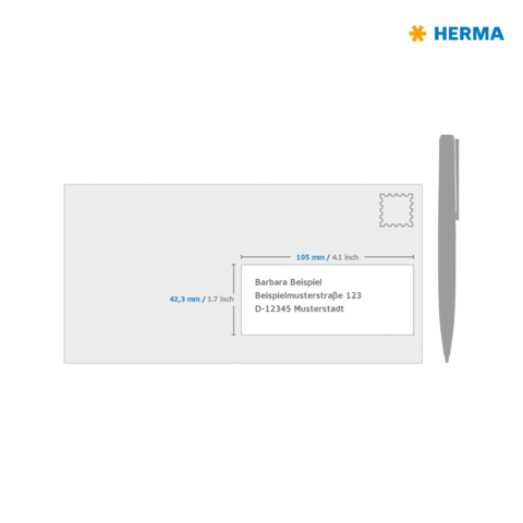 Briefbeschreibung einer Postkarte mit Adressfeld, Maßen und einem Stempel in der oberen rechten Ecke. Markenlogo "HERMA" sichtbar.