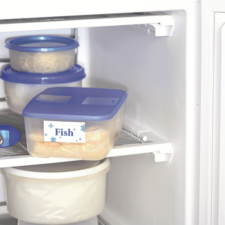 Gefrierschrank mit mehreren Behältern, darunter ein blauer Behälter mit der Aufschrift "Fish" und weitere transparente Behälter.