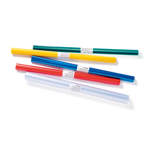 Bunte Kunststoffrohre in verschiedenen Farben (rot, blau, grün, gelb, transparent) liegen übereinander.