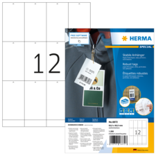 Ein Blatt mit nummerierten Etiketten, auf dem die Zahl 12 hervorgehoben ist. Im Hintergrund befindet sich die Verpackung von Herma mit Produktinformationen.