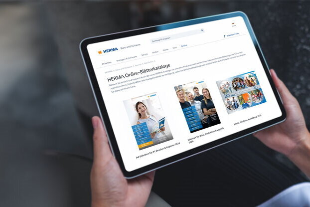 Una persona sostiene una tableta en la que se muestra una página web con varias imágenes y textos.